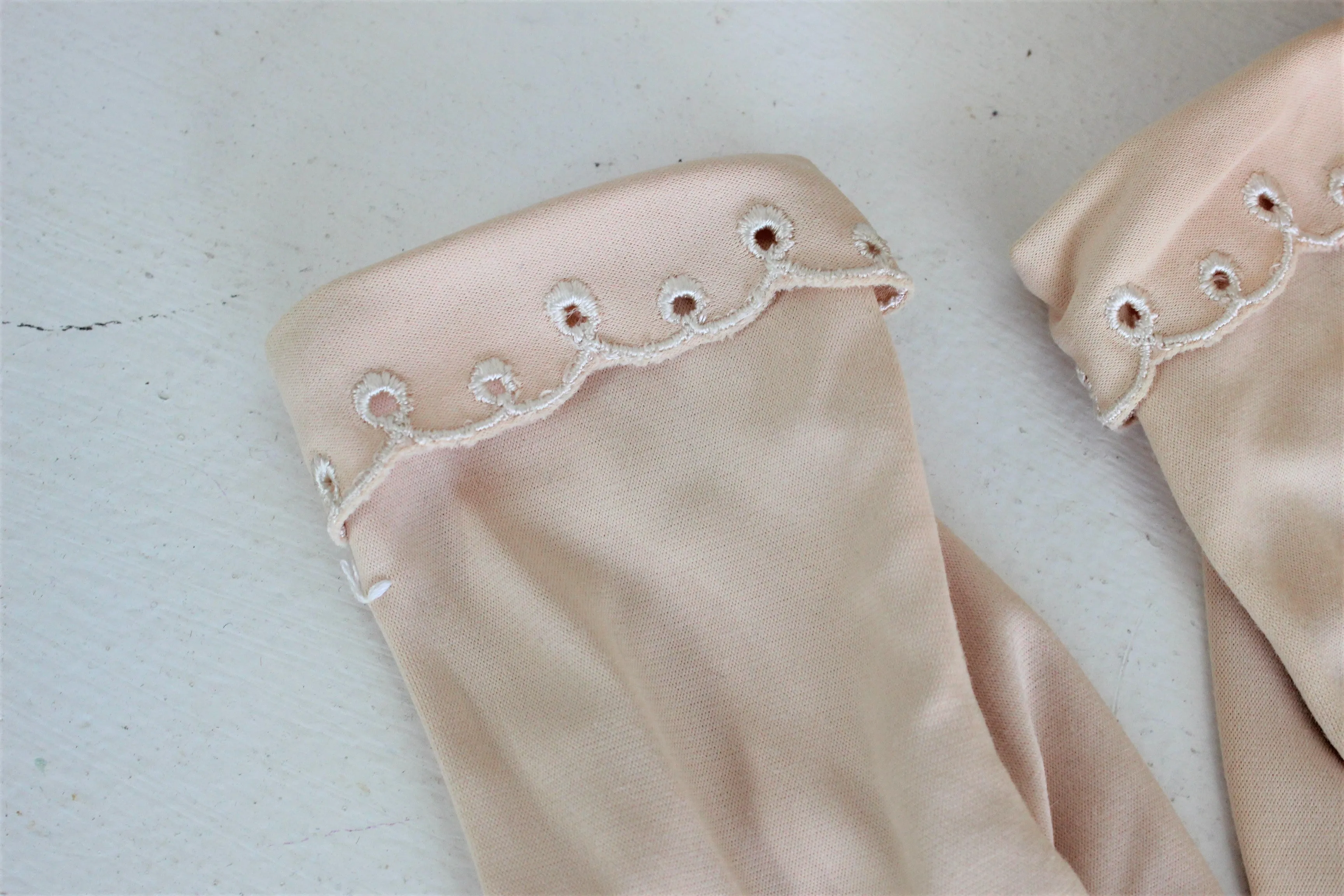 Vintage 1950s Beige Gloves Eyelet Trim Size 6.5