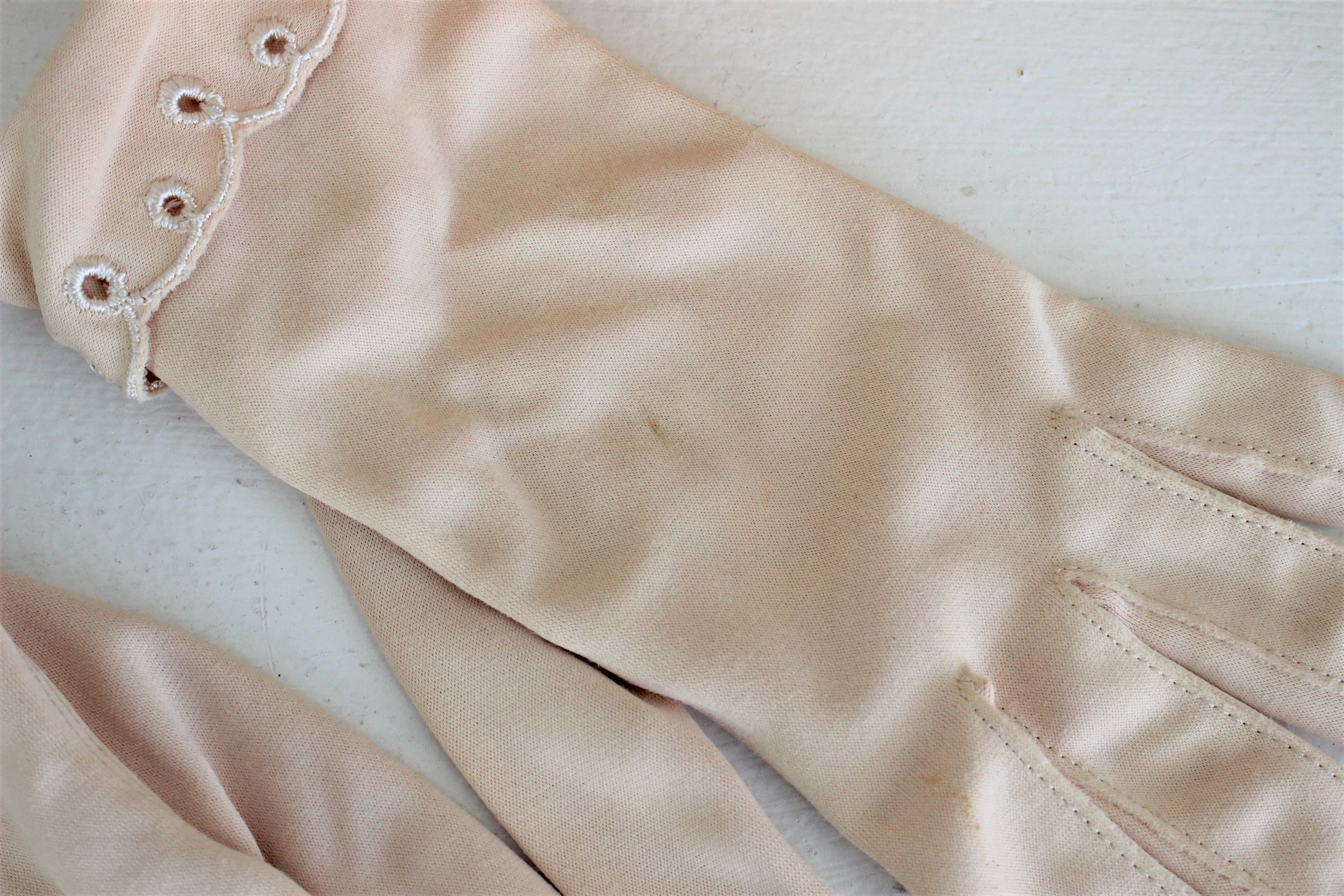 Vintage 1950s Beige Gloves Eyelet Trim Size 6.5