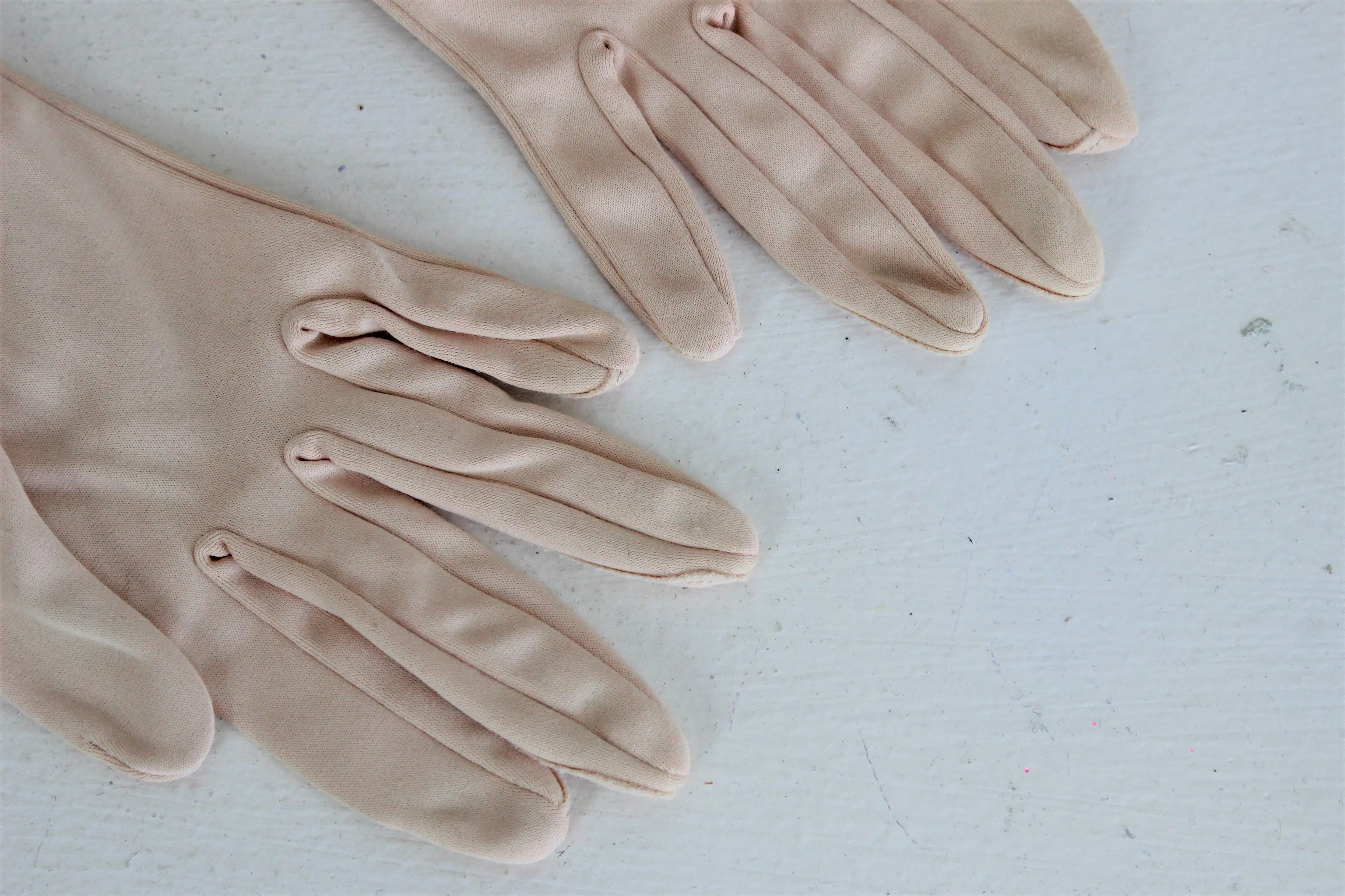 Vintage 1950s Beige Gloves Eyelet Trim Size 6.5