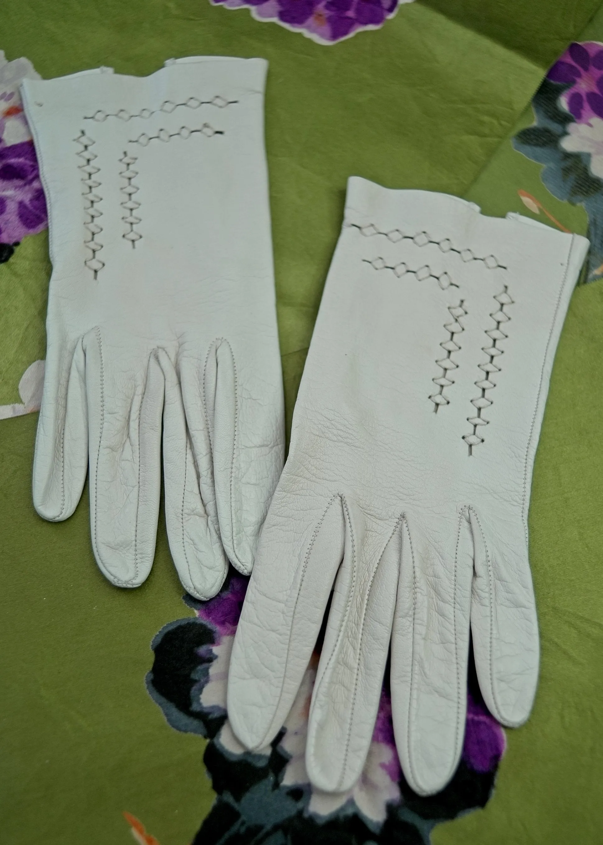 Vintage 50s White Leather Day Gloves • Woven Detail