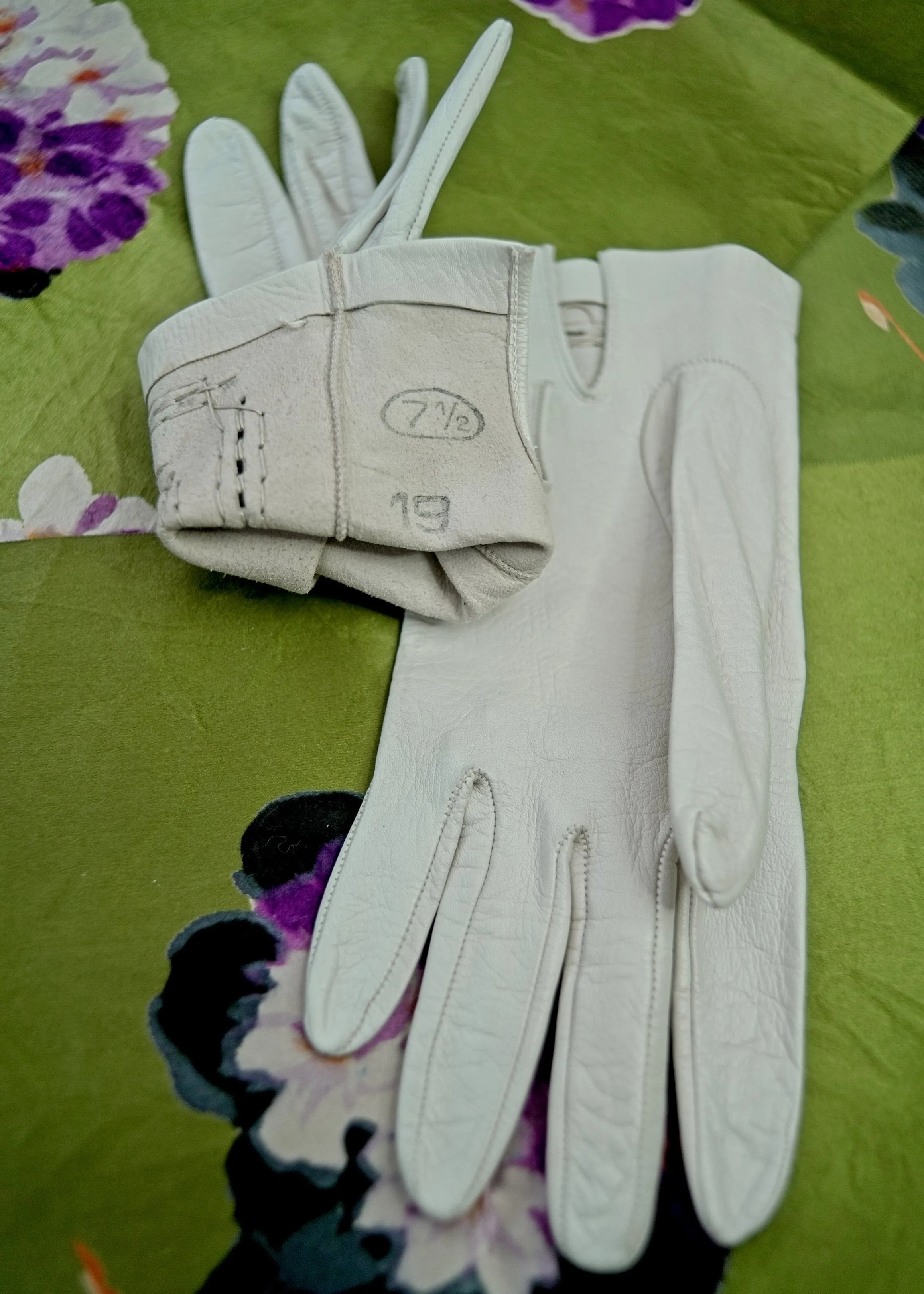 Vintage 50s White Leather Day Gloves • Woven Detail